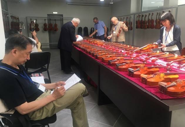 Anlai Cremona a Kazanlak  in pieno svolgimento il 9° concorso internazionale di liuteria 