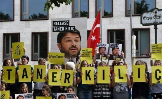 TURCHIA, CONTRO OGNI LOGICA RESTA IN CARCERE IL PRESIDENTE DI AMNESTY