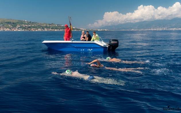 Cristina vince la sua sfida nello Stretto   Traversata a nuoto promossa da AISM