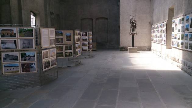 Trieste Pubblico numeroso alla mostra fotografica di Pinzi e Bottoli sui LAGER EUROPA  dal 1933-1945