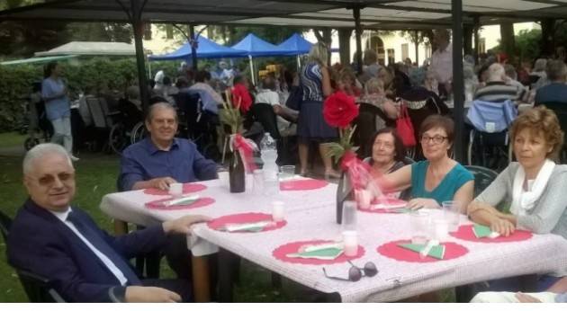 LA FONDAZIONE CITTA’ di CREMONA  ALLA CENA SOTTO LE STELLE PER GLI OSPITI DI CREMONA SOLIDALE