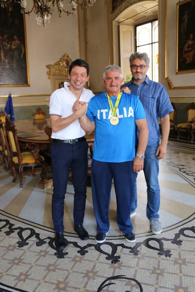 Cremona: il campione italiano di braccio di ferro Guido 'Zico' Moruzzi ricevuto in Comune