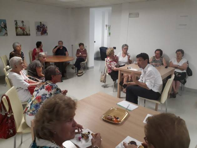 Performance canora del  sindaco Gianluca Galimberti in visita al centro anziani Auser di Via Alfeno Varo di Cremona