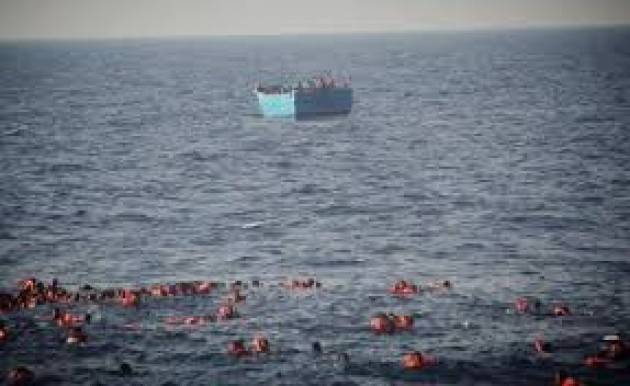 Pianeta Migranti. In mare muore una persona su 7. ‘Ong tornino a fare salvataggi’