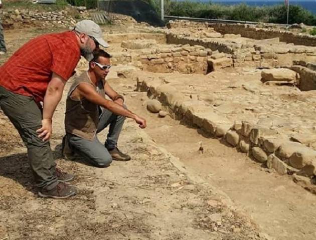 Alle origini della nostra civiltà : Il sito archeologico di  ‘Costa Balena’ a Riva Ligure  by Christian Flammia      