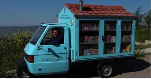 Bibliomotocarro Antonio, l’insegnante che porta i libri nei paesi dove non si legge più