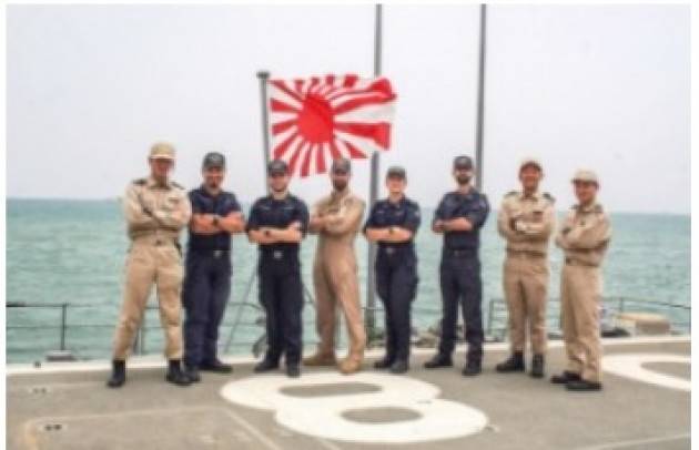 AISE ITALIA – GIAPPONE: LA FREGATA MARGOTTINI SI ADDESTRA CON IL CACCIATORPEDINIERE AKEBONO NEL GOLFO DI ADEN