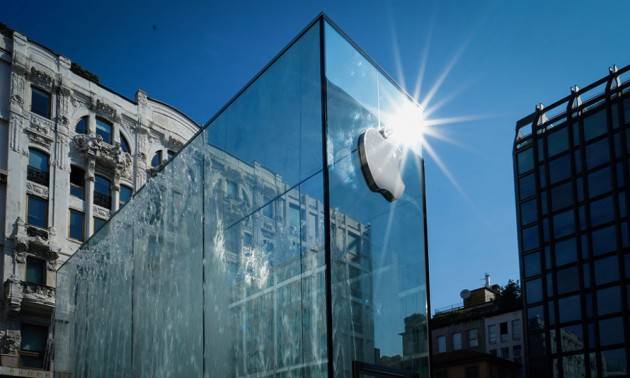 ADUC L’irriverente pensa alla fila dell’Apple Store di Milano