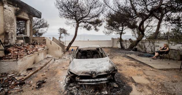 ADUC Grecia in fiamme. La colpa è dell'Europa o dei laser? Le bufale!