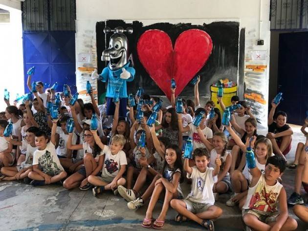 Crema Padania Acque Glu Glu a sorpresa alla Colonia Seriana per premiare i bambini che hanno detto no alla plastica delle bottiglie