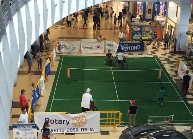 Tennis in carrozzina ESIBIZIONE AL CENTRO COMMERCIALE CREMONA PO