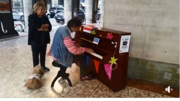 Galimberti e Del Bono canteranno oggi domenica 30 alle ore 16.30 in Largo Boccaccino a Cremona (Video)