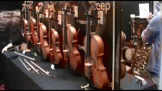(Video) CremonaMondoMusica2018  Violini, chitarre  e non solo con tanta tanta gente