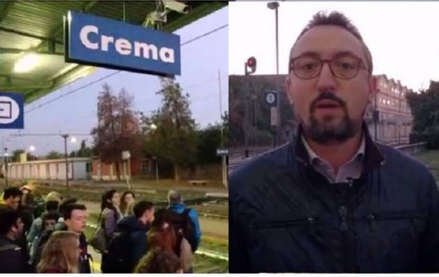 Matteo Piloni (PD) in stazione a Crema al volantinaggio per la mancanza di risposte ai pendolari (Video)
