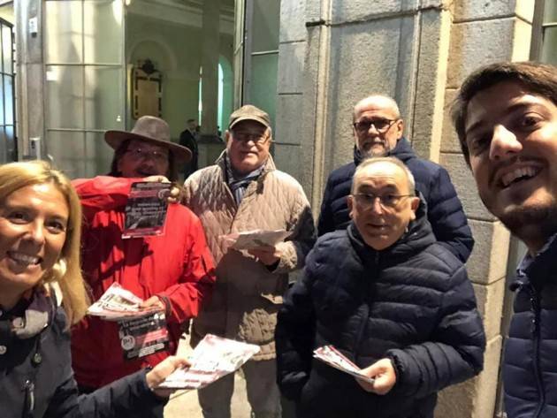 Matteo Piloni (PD) in stazione a Crema al volantinaggio per la mancanza di risposte ai pendolari (Video)