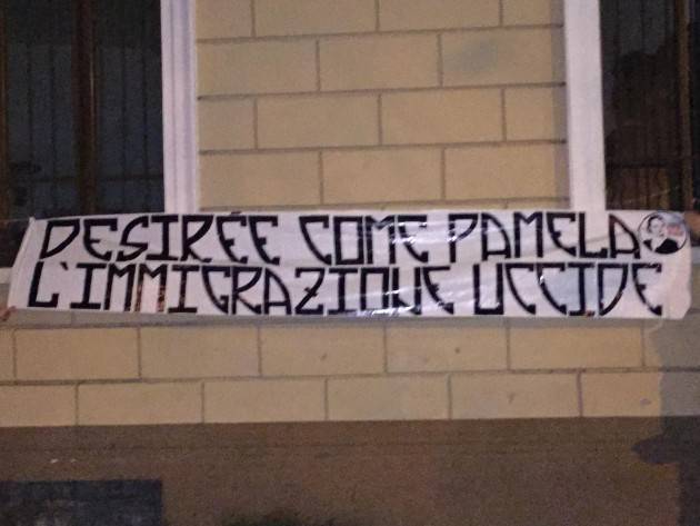 Cremona Tante reazioni ad uno striscione terribile appeso sulla facciata della Casa dell’Accoglienza