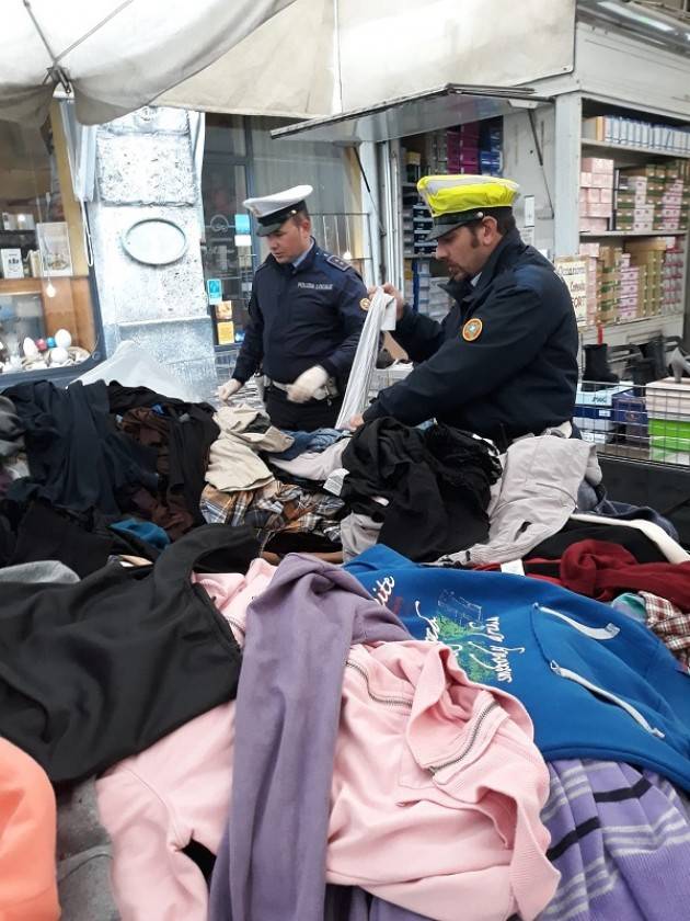 Cremona Verifiche della Polizia Locale al mercato: sequestrati 924 abiti usati privi di etichettatura