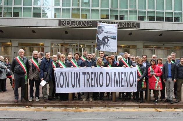 NON UN TRENO DI MENO Manifestazione oggi 13 novembre davanti al Pirellone dei sindaci delle linee trenord