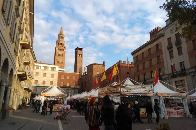 (Video) Continua con successo la  Festa del Torrone Cremona 2018 inaugurata da Gianluca Galimberti 