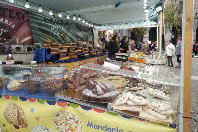 (Video) Continua con successo la  Festa del Torrone Cremona 2018 inaugurata da Gianluca Galimberti 