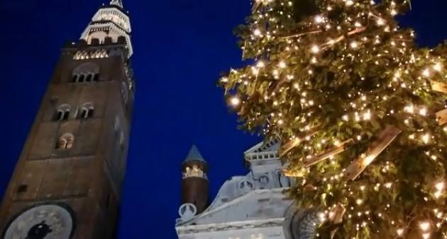 (Video ) La Bella e formosa Cremona , capitale della Padanìa, augura a tutti Buone Feste  [di Chiara Peli]
