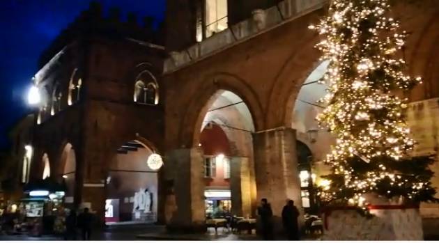 (Video ) La Bella e formosa Cremona , capitale della Padanìa, augura a tutti Buone Feste  [di Chiara Peli]