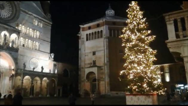 (Video ) La Bella e formosa Cremona , capitale della Padanìa, augura a tutti Buone Feste  [di Chiara Peli]