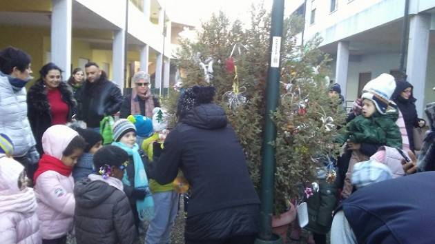 Cremona: pomeriggio di festa al Quartiere 5, posizionati gli addobbi natalizi