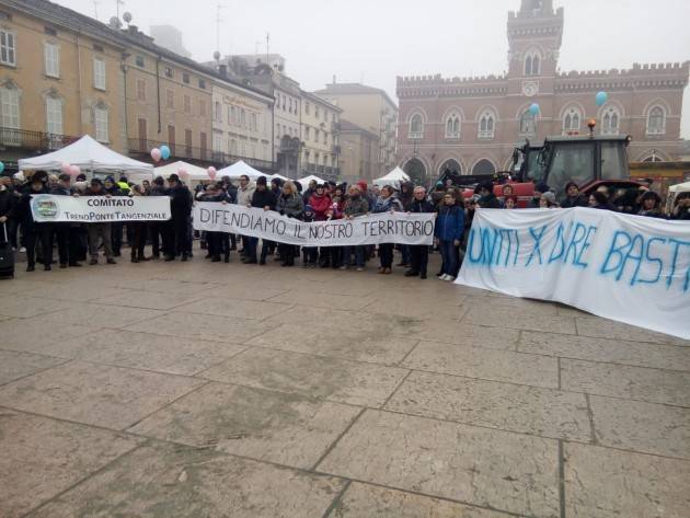 Casalmaggiore  Molti cittadini in piazza in difesa dei servizi del casalasco , ponte. Ospedale, ferrovia