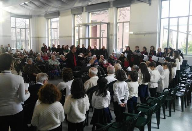 Canti Natale con il Coro Porta a Cremona  Solidale . Il saluto del Sindaco Galimberti