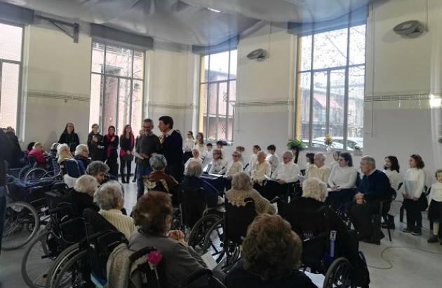 Canti Natale con il Coro Porta a Cremona  Solidale . Il saluto del Sindaco Galimberti