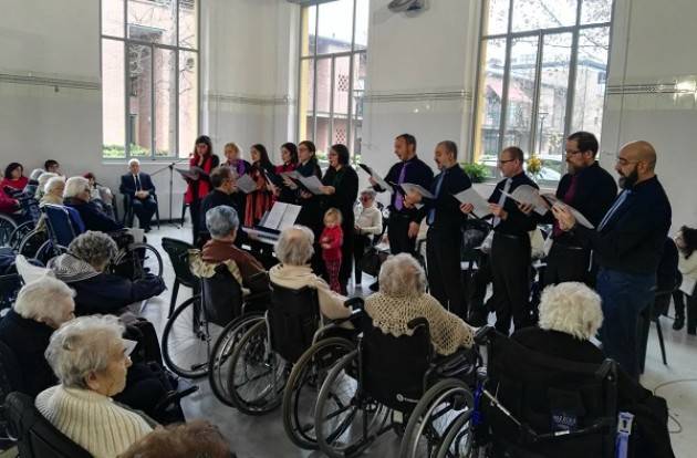 Canti Natale con il Coro Porta a Cremona  Solidale . Il saluto del Sindaco Galimberti