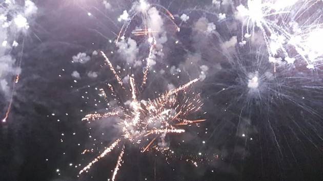 Bagno di folla ad Alassio per i tradizionali fuochi d'artificio del primo dell'anno di Christian Flammia 