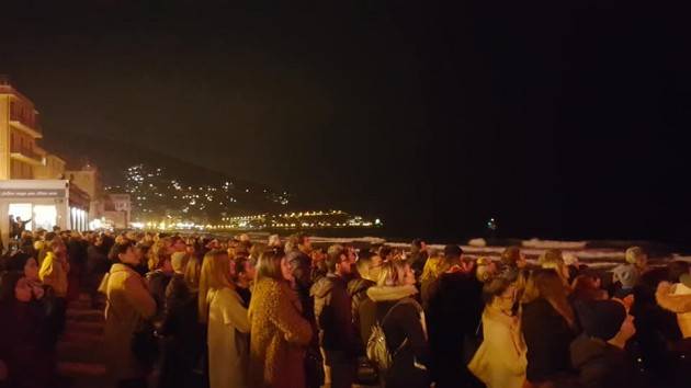 Bagno di folla ad Alassio per i tradizionali fuochi d'artificio del primo dell'anno di Christian Flammia 