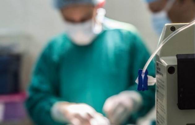Cgil  Sanità   Medici ‘in via d'estinzione’, cresce la protesta  Mancano 50 mila operatori al Ssn