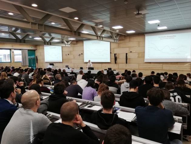 (Video) Politecnico Cremona: Grande successo per la conferenza 'Perché l'Italia non cresce' di Carlo Cottarelli