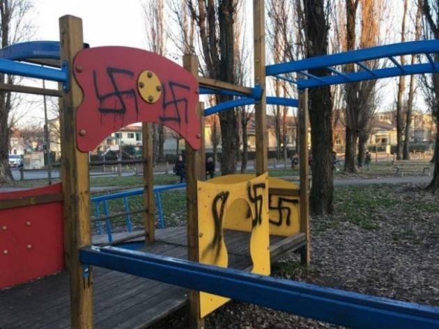 Cremona Svastiche al parco: segni di odio sui giochi. La condanna di Rete Donna