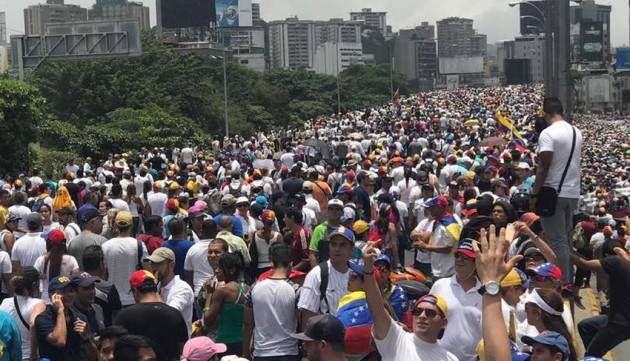 AMNESTY  VENEZUELA: LE AUTORITÀ DEVONO RILASCIARE I GIORNALISTI DETENUTI MENTRE SEGUONO LA CRISI