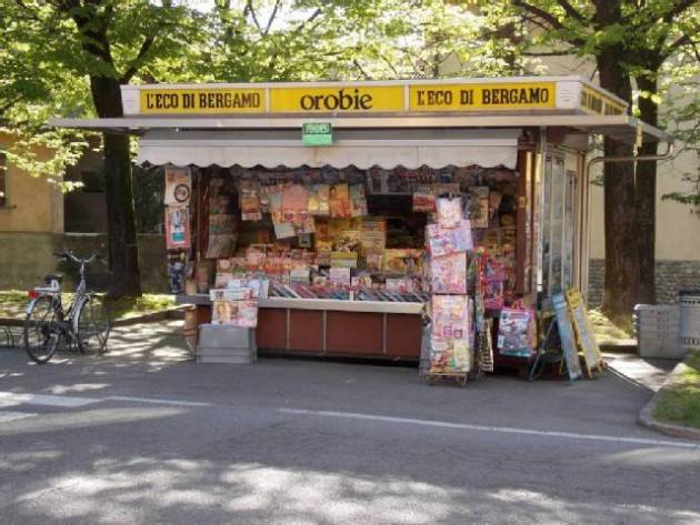 A Bergamo i certificati anagrafici si faranno nelle edicole Gori illustra l’iniziativa