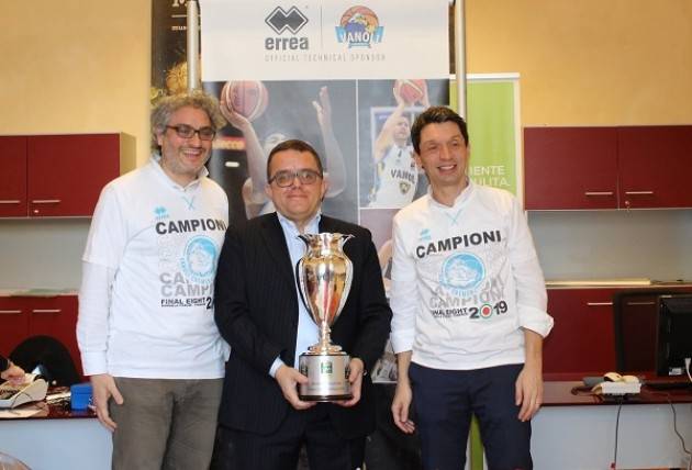 Il sindaco Galimberti accoglie in Comune la Coppa Italia 2019 della Vanoli