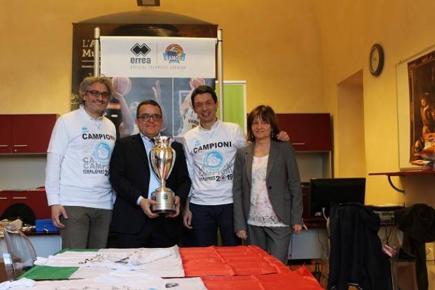 Il sindaco Galimberti accoglie in Comune la Coppa Italia 2019 della Vanoli