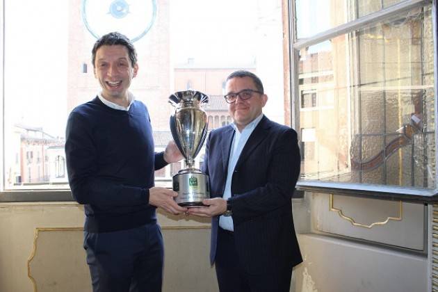 Il sindaco Galimberti accoglie in Comune la Coppa Italia 2019 della Vanoli