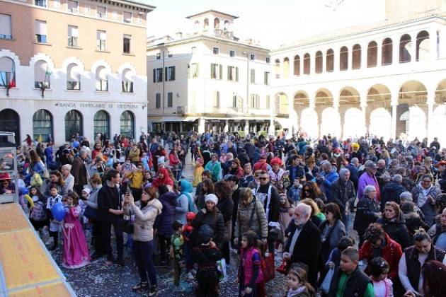 Grande festa in piazza del Comune per l’ultimo giorno di carnevale