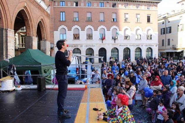 Grande festa in piazza del Comune per l’ultimo giorno di carnevale