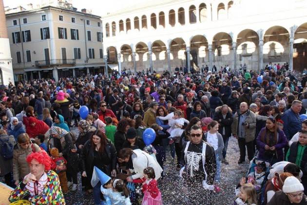 Grande festa in piazza del Comune per l’ultimo giorno di carnevale