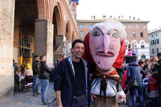Grande festa in piazza del Comune per l’ultimo giorno di carnevale