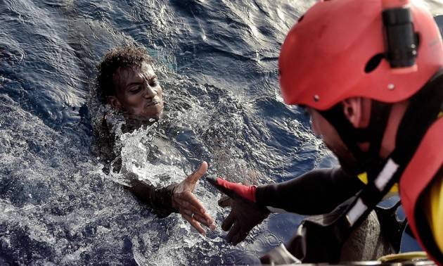 Pianeta migranti. ‘Viaggi Disperati’: nel 2018 sei migranti al giorno sono morti nel Mediterraneo.