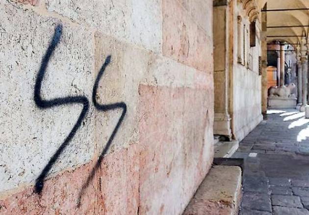 Il Sindaco Galimberti firma la denuncia per le scritte fasciste e naziste sul Duomo di Cremona