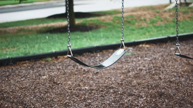 Gombito: vandali in azione, distrutto nella notte il parco giochi adiacente alla provinciale