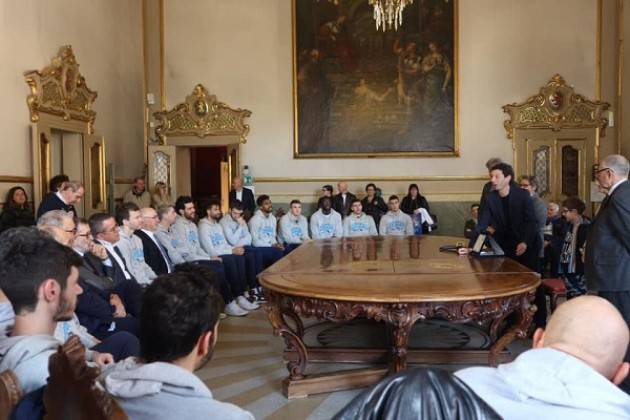 Il Sindaco Galimberti, alla presenza del Coni, consegna una targa alla Vanoli 